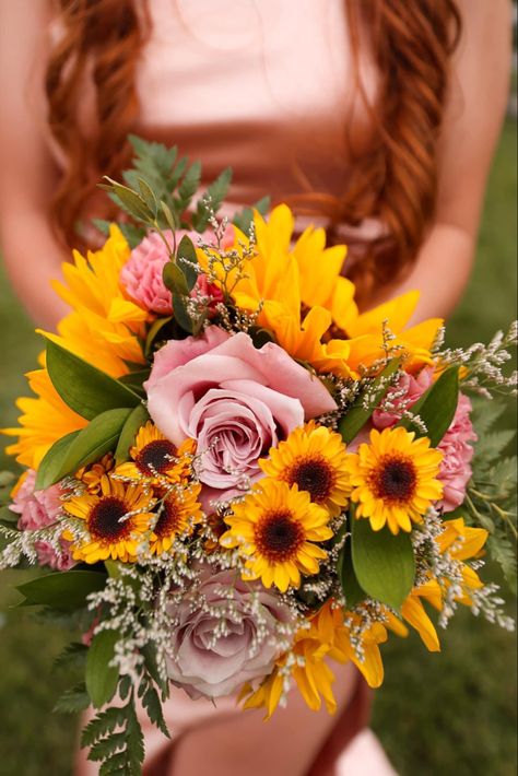 Sunflowers. Pink roses. Orange. Green. Its beautiful wedding! Pink Roses With Sunflowers, Pink Roses And Sunflowers Wedding, Blush Pink And Sunflower Wedding, Dusty Rose And Sunflower Wedding, Pink Sunflower Bouquet, Dusty Pink And Yellow Wedding, Pink Sunflower Wedding, Pink Roses And Sunflowers Bouquet, Fall Pink Flowers