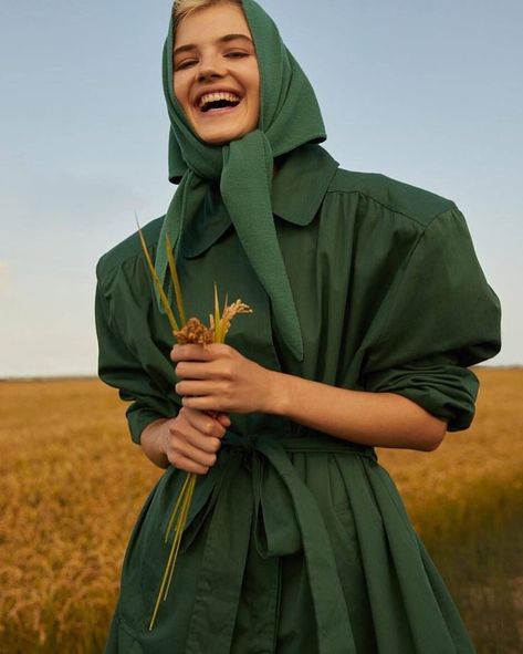 Green Trench Coat, Mode Editorials, The Frankie Shop, Frankie Shop, Fashion Photography Editorial, Foto Inspiration, Country Girl, Looks Style, Photography Inspo