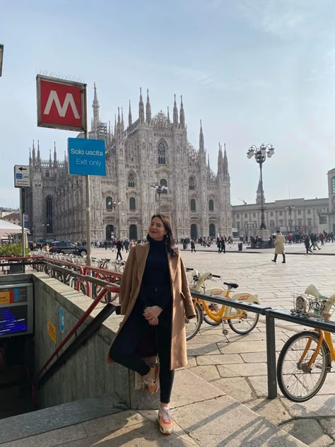 Milano Winter Outfits, Milan Photo Ideas Winter, Milano Photography Ideas, Milan Moodboard, Milano Photo Ideas, Abroad Pictures, Milan In Winter, Milan Photos, Milano Outfit