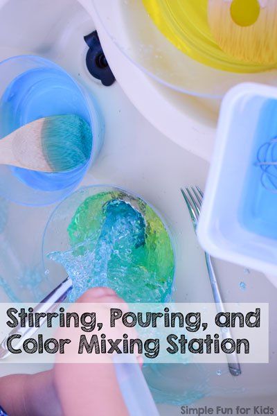 Simple sibling play with water: I set up a super simple stirring, pouring, and color mixing station in the water table for my toddler, and both he and my kindergartener had great fun with it! Transportation Matching, Water Activities For Kids, Matching Games For Toddlers, Fun Activities For Preschoolers, Sensory Tubs, Sensory Activities Toddlers, Fine Motor Skills Activities, Cool Science Experiments, Water Table