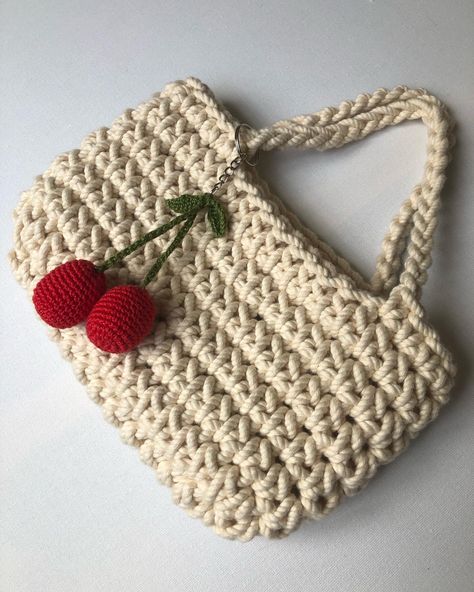 Crochet Bags Chunky Yarn, Crochet Bag With Chunky Yarn, Bulky Yarn Crochet Bag Patterns, Chunky Crochet Purse Pattern, Chunky Yarn Crochet Bag Free Pattern, Thick Wool Crochet Ideas, Chunky Crochet Handbag, Small Crochet Bag Tutorial, Chunky Yarn Bag Crochet