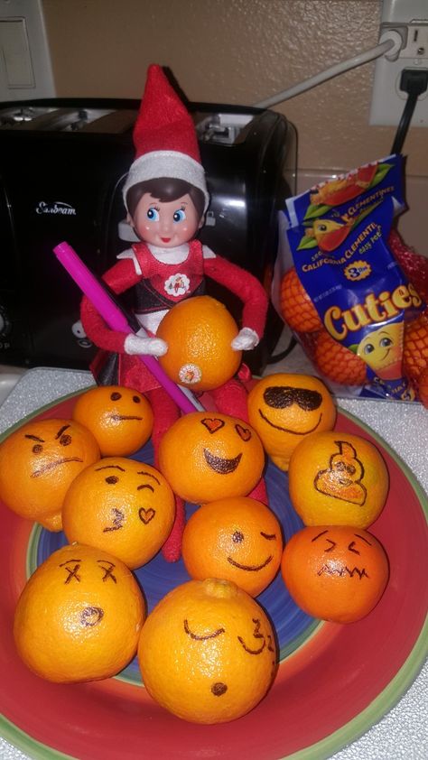 Elf on the Shelf draws emoji faces on the small oranges. Elf With Oranges, Elf On The Shelf Oranges, Elf On The Shelf Drawing On Face, Bowl Of Oranges, Pumpkin Elf, Elf Shenanigans, Elf Ideas Easy, Elf Drawings, Elf On A Shelf