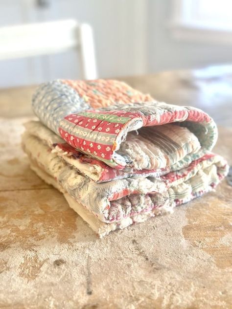 Crafts Using Tattered Vintage Quilt Pieces via @bungalow47 Vintage Quilt Pillows Ideas, Best Selling Quilted Items, Vintage Primitive Decor, Recycle Quilts Ideas, Decor With Quilts, Vintage Christmas Linens Repurposed, Quilt Scraps Projects, Quilt Recycle Projects, Old Quilts Repurposed Sewing Projects