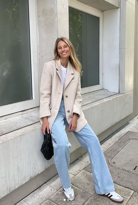 Beige Jacket Outfit, Bottega Veneta Jodie Mini, Hot Day Outfit, Le Catch, Bottega Veneta Jodie, Blue Jean Outfits, Quoi Porter, Beige Blazer, Corporate Outfits