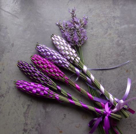 Lavender Wands, Culinary Lavender, Dried Lavender Flowers, Lavender Gifts, Lavender Sachets, Ribbon Work, Dried Lavender, Fragrant Flowers, Lavender Flowers