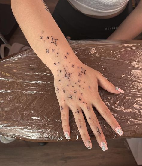 I love doing starry hands ✨🌙 thanks Louisa x | Instagram Stars On Hands Tattoo, Finger Tattoos Sparkle, White Stars Tattoo, Starry Tattoos For Women, Twinkle Stars Tattoo, Face Star Tattoo, Tattoes Idea Aesthetic, Celestial Star Tattoo, Celestial Hand Tattoo