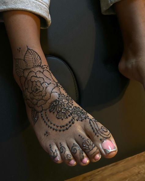 Foot henna 😍😍😍 Book me for your henna 🩷 . . . If viewing follow || @thehennatrap to view more 📸 ALWAYS ACCEPTING NEW CLIENTS 🩷 Located : Polk county 🌴 . . . #henna #hennadesign #hennaartist #hennatattoo #hennadesigns #hennainspire #hennalove #tampahennaartist #tampahenna❤️‍🔥 #fyp #explorepage Henna Designs On Foot, Henna On Leg, Henna On Foot, Henna Foot Designs, Henna Tattoo Designs Leg, Thigh Henna, Henna Inspo, Leg Henna, Pretty Henna