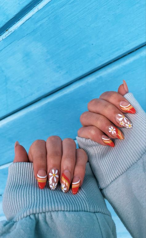 Groovy Daisy Nails, 70s Floral Nails, Retro Design Nails, 70s Retro Nail Art, Boho Floral Nails, Retro Spring Nails, 70s Nails Retro Short, 70s Themed Nails, 70s Aesthetic Nails