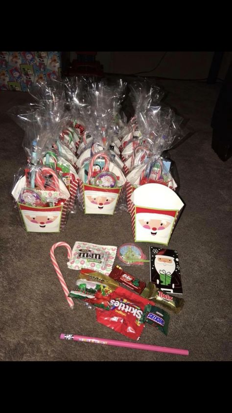 Goodie Bag Christmas Ideas, Christmas Candy Bags For Kids, Cheap Christmas Goodie Bags, Christmas Gift Bag Ideas For Friends, Cute Christmas Goodie Bag Ideas, Christmas Candy Basket Ideas, Kids Christmas Goodie Bag Ideas, Candy Bar Christmas Ideas, Christmas Goodie Bags For Kids School