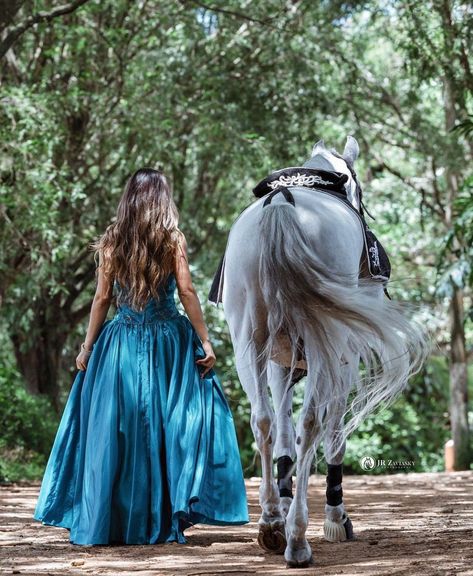 Quinceañera Photoshoot Ideas, Quince Photoshoot Ideas, Horse Photoshoot Ideas, Equine Photography Poses, Quince Pictures, Princess Photo Shoot, Quinceanera Pictures, Cowgirl Photoshoot, Horse Photography Poses