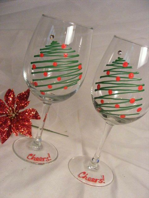 Christmas Wine Glasses Diy, Painted Wine Glasses Christmas, Diy Wine Glasses Painted, Painted Christmas Tree, Christmas Wine Glasses, Wine Glass Designs, Painted Glassware, Diy Wine Glasses, Hand Painted Glassware