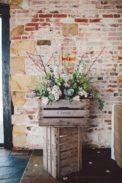 wooden crate filled with flowers Florist in the Forest Wooden Crates Garden, Wooden Crates Wedding, Wooden Flower Boxes, Small Wooden Crates, Crate Decor, Wooden Box Diy, Diy Wooden Crate, Deco Champetre, Trendy Flowers