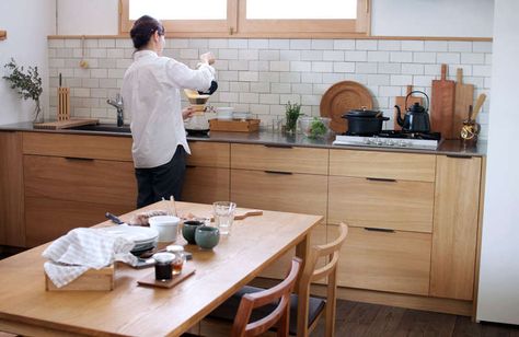 Remodelista Kitchen, Japanese Inspired Kitchen, Japanese Kitchen Design, Japanese Interior Design Modern, Kitchen Japanese, Japan Kitchen, Kitchen 2021, Cozy Interior Design, Garden Apartment