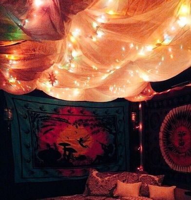 Ceiling and wall on side on bed covered with tapestry and lights Ceiling Tapestry Aesthetic, Tapestry From Ceiling, Tapestry On Wall And Ceiling, Ceiling Tapestries Bedroom, Bedroom Ceiling Tapestry, Tapestry Ceiling Ideas, Ceiling Tapestry Ideas Bedroom, Tapestry Ceiling Hanging, Tapestries On Ceiling