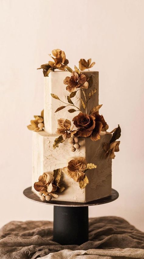 Wedding Cake Recipes, Most Beautiful Wedding Cakes, Wedding Cake Centerpieces, Wedding Cake Options, Pretty Wedding Cakes, Black Wedding Cakes, Traditional Wedding Cake, Fresh Flower Cake, Wedding Cake Recipe