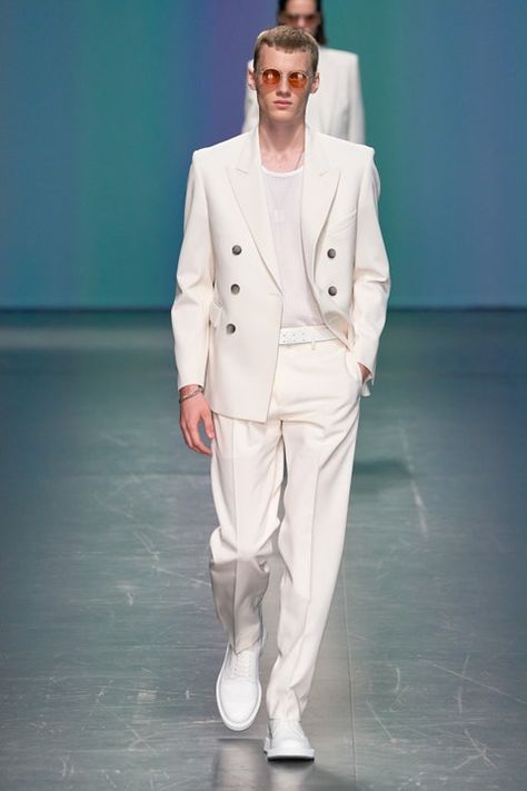 Mens White Suit, White Dress Shoes, White Suit, Male Fashion Trends, Fashion Mask, Mens Fashion Suits, Summer Trends, Double Breasted Suit Jacket, Stylish Men