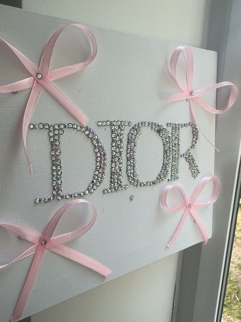 🎀Add a touch of elegance and style to your space with this stunning ribbon "Dior" art piece. Handcrafted with precision and care, this unique design combines the glamour of Dior with the beauty of ribbon art. Perfect for room decor or as a statement piece in any setting, this artwork exudes sophistication and charm. Elevate your decor with this one-of-a-kind creation that sparkles with creativity and luxury. Bring a touch of fashion into your home with this exquisite ribbon "Dior" art piece. Ow Diy Room Canvas Art, Pink Diy Wall Art, Ideas For Drawing On Canvas, Cute Wall Art Ideas, Art Inspo Canvas, Sequin Canvas Art, Wall Ideas Bedroom Painting, Diy Room Decor Painting, Cute Diy Wall Decor