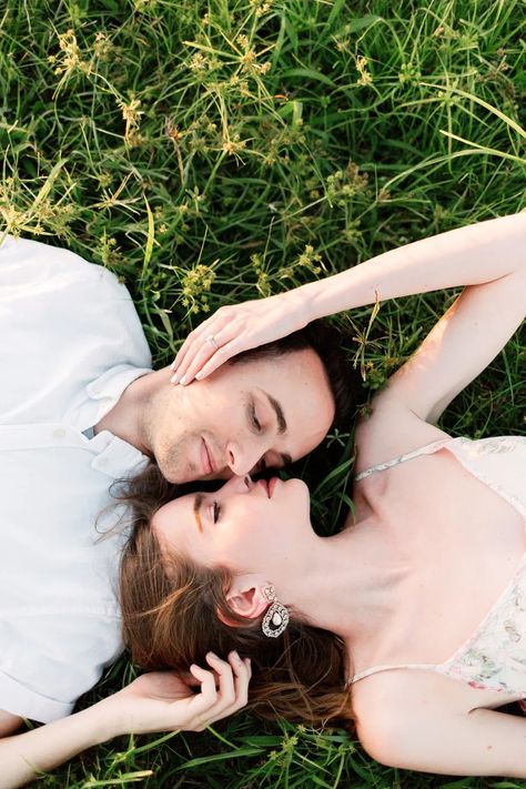 Laying Down Engagement Photos, Couple Laying On Grass, Couple Laying Down Pose Reference, Laying In Grass Photoshoot, Couple Laying Together, Photoshoot Garden, Photos In A Field, Pose Ideas Couple, Field Engagement Photos