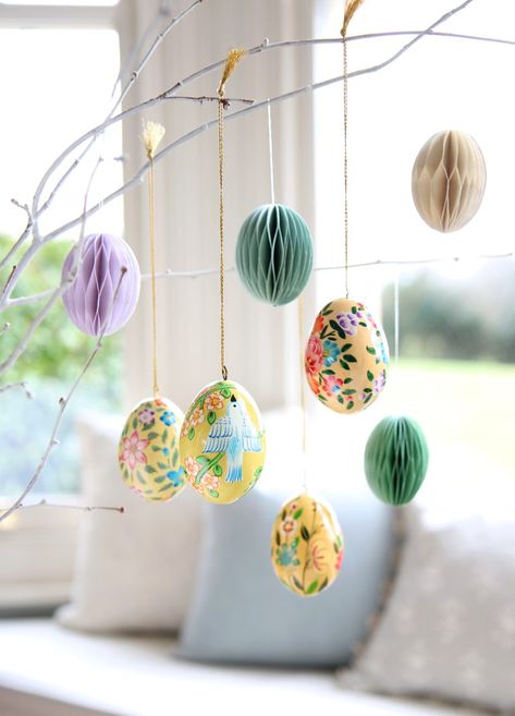 Hanging Easter Egg Decorations Hanging Easter Eggs, Papier Mache Eggs, Paper Eggs, Easter Egg Decorations, Paper Handmade, Paper Tree, Easter Egg Decorating, Egg Decorating, Gifts Cards