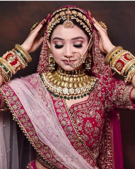 Jodha Inspired Bridal Look, Mangtika For Bride, Jodha Bridal Look, Jewelry For Bride Wedding, Rajasthani Bride Jewellery, Rajwada Bridal Look, Dream Wedding Ideas Dresses The Bride, Mathapatti Brides, Brides In Lehenga