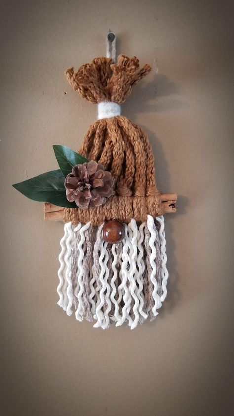 Diy Xmas Knomes, Macrame Christmas Knomes, Macrame Gnome, Christmas Bazaar Crafts, Ideas For Classroom, Free Macrame Patterns, Decorating Ideas For Living Room, Bazaar Crafts, Handmade Christmas Crafts