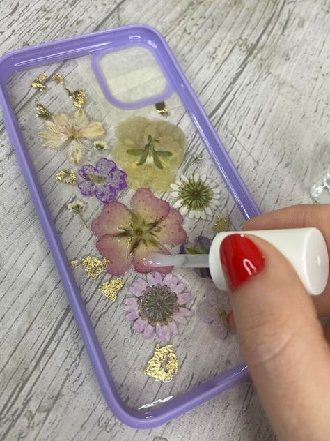 Phone Case Crafts, Diy Custom Phone Case, Decorating A Clear Phone Case, Diy Clear Phone Case Ideas Paint, Cool Diy Phone Cases, Pressed Flower Phone Case Diy, Painting Clear Phone Case, Embroidered Phone Case Diy, Embroidery Phone Case Diy