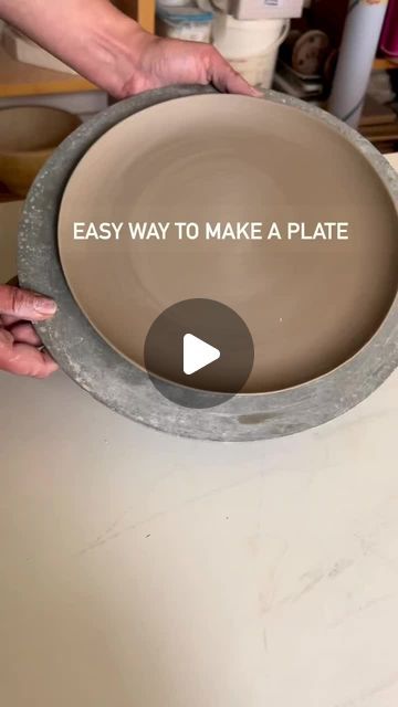 𝙏𝙝𝙚 𝘾𝙚𝙧𝙖𝙢𝙞𝙘 𝙎𝙘𝙝𝙤𝙤𝙡 on Instagram: "How to make a plate ❤️  •••  Follow @ton.zueg for more!" Slab Plates Ceramics, Ceramic Techniques Tutorials, Diy Ceramic Plate, Slab Pottery Ideas, Ceramic Tutorials, Beginners Ceramics, Ceramic Plates Designs, Ceramic Plates Art, Assiette Design