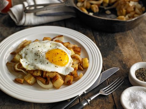 Telur Goreng, Nigella Lawson Recipes, Menu Sarapan Sehat, Hash Recipe, American Breakfast, Potato Hash, Egg Recipe, Sweet Potato Hash, Nyt Cooking