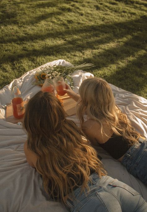 Picture Inspo. Sisters. Friends. Duo. Blonde. Brunette. Denim. Levi’s. Insta. Picnic. Blanket. Fruit. Juice. Flowers. Western Picnic Photoshoot, Picnic Blanket Photoshoot, Fall Picnic Photoshoot Friends, Picnic Photoshoot Ideas Friends, Friends Picnic Photoshoot, Activity Photoshoot, Dock Picnic, Picnic Instagram Pictures, Fall Picnic Photoshoot