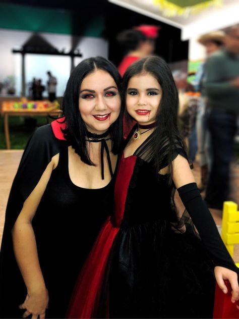 Mommy and me vampire costumes halloween Vampire Make Up For Kids, Vampire Girl Makeup Kids, Kids Vampire Makeup Girl, Vampire Family Costume, Vampire Makeup Kids, Girl Vampire Makeup, Kids Vampire Makeup, Vampire Hairstyles, Vampire Hair