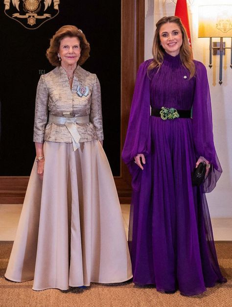 Gray Evening Gown, Queen Silvia Of Sweden, Queen Rania Of Jordan, Rania Of Jordan, Swedish Royal Family, Gala Gowns, Sweden Fashion, Indian Kurti Designs, King Abdullah