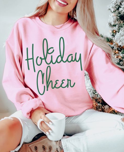 Vinyl Sweatshirt Ideas Cricut, Pink Christmas Sweatshirt, Cute Christmas Sweatshirts, Christmas Sweatshirts Vinyl, Cricut Christmas Gifts, Holiday Sweatshirts, Christmas Shirts For Women, Retro Christmas Shirt, Aesthetic Sweatshirt