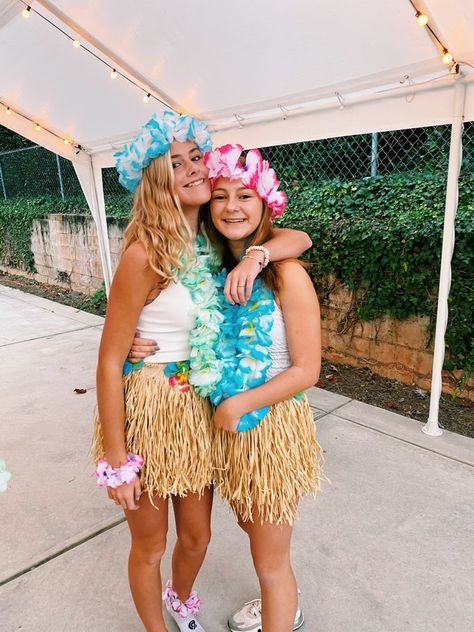 Hawian Outfits Halloween, Hawaii Outfits Halloween, Beach Homecoming Theme Outfit, Hawaiian Theme Spirit Week, Hawaiin Halloween Costumes, Cute Hawaii Outfits Party, Luau School Dance Outfit, Hawaiian Themed Party Outfit, Hawaii Outfits School Spirit