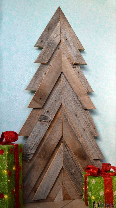 Image result for xmas elves out of scrap wood Pallet Christmas Tree, Pallet Christmas, Wooden Christmas Tree, Pallet Crafts, Rustic Christmas Tree, Christmas Decorations Rustic, Into The Woods, Noel Christmas, Wooden Christmas