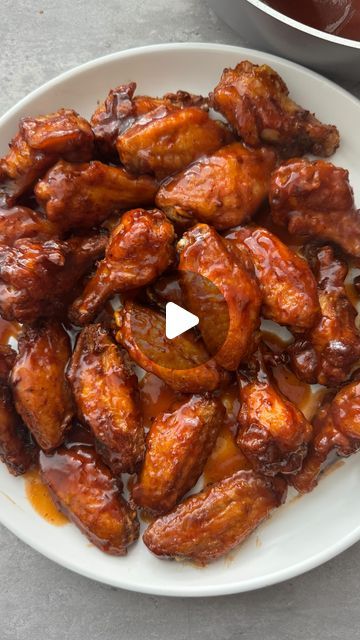 Alia Nadeem - Food & Recipes on Instagram: "Honey BBQ Chicken Wings  Crispy, sticky, HONEY BBQ CHICKEN WINGS, made in the air fryer! Glazed in a honey bbq sauce. Recipe below. SAVE 🍗   Ingredients - 1kg Chicken wings, washed and patted dry  1 tbsp Baking powder 1 tbsp Cornflour  1 tsp each of the following - Old bay, Ground black pepper, Onion granules, Garlic granules, Smoked paprika, paprika Cooking oil (spray)  For the Honey BBQ glaze - 1 tbsp Unsalted Butter 1 cup BBQ sauce  1/2 cup Honey  20ml Water   Method  Step 1 - In a large bowl, add the chicken  wings. Now add the dry seasonings and coat well, next add the corn flour and baking powder and mix well again, making sure all the wings are evenly coated.  Step 2 - Set your air fryer to 190c, for 20 minutes. Spray the tray with a litt Crispy Bbq Chicken, Fried Wings Recipe, Honey Bbq Sauce Recipe, Chicken Wings Crispy, Honey Bbq Chicken Wings, Wings Crispy, Honey Bbq Chicken, Bbq Chicken Wings, Honey Bbq Sauce