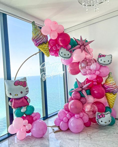 Hello Kitty Pool Party Decorations, Sanrio Party Decorations, Gold Balloon Centerpieces, Hello Kitty Centerpiece Ideas, Hello Kitty Centerpieces, Hello Kitty Balloon, Sanrio Birthday, Hello Kitty Birthday Theme, Decoracion Hello Kitty