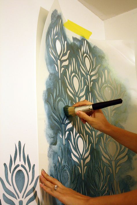 Tutorial: how to stencil walls, tips and tricks for wall stenciling Peacock Wall Painting, Geometric Wall Stencil, Peacock Wall Decor, Mural Stencil, Wall Stencil Patterns, Peacock Wall Art, Stencil Painting On Walls, Interior Wall Paint, Wall Murals Painted