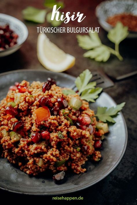 Würziger türkischer Bulgursalat (Kisir) mit Minze und Granatapfelsirup. Klassisches Bulgur Rezept aus Anatolien. Calories A Day, International Recipes, Couscous, Bibimbap, Workout Food, Quinoa, Meal Planning, Food And Drink, Cooking Recipes