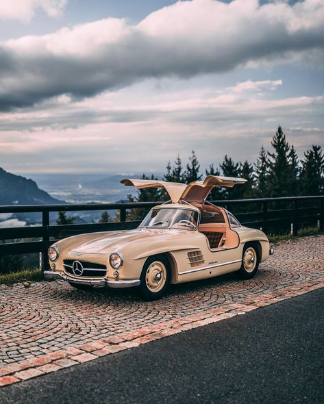 Classic Driver on Instagram: “Soaring above the clouds with an ivory Mercedes-Benz 300SL Gullwing⁣⁣ ⁣•⁣ With a suite of special-order options including the subtle…” 300sl Gullwing, Wallpaper Hippie, Benz 300sl, Mercedes 300, Wallpaper Vibes, Benz Classic, مرسيدس بنز, Old Vintage Cars, Modern Cars