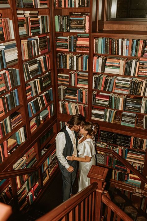 Bookstore Wedding Photos, Book Store Photoshoot Couple, Bookstore Engagement Shoot, Library Photo Shoot Couple, Bookstore Engagement Photos, Library Couple Photoshoot, Library Kiss, Library Wedding Aesthetic, Library Engagement Pictures