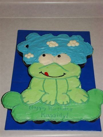 Frog Cupcake Cake, Animal Cupcake Cakes Pull Apart, Cute Frog Cupcakes, Frog Pull Apart Cupcake Cake, Pull Apart Cupcake Cake Animal, Cake Layout, Frog Cookie Cake, Frog Food, Frog Cupcakes