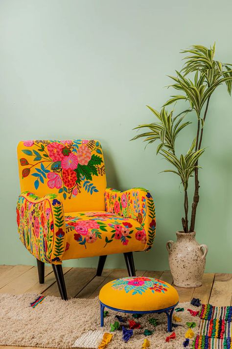 Painted Rooms, Floral Armchair, Statement Chairs, Decor Studio, Wooden Armchair, Poltrona Vintage, Embroidered Velvet, Beautiful Sofas, Foot Stool