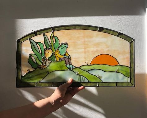 Cool Stained Glass Art, Couple House Decor, Stained Glass Cottagecore, Stained Glass Frog Pattern, Glasswork Art, Hobbit Stained Glass Art, Frog And Toad Art Aesthetic, Stained Glass Frog, Frog Stained Glass Window