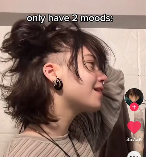 Long Enby Hair, Wolfcut With Shaved Sides, Alt Undercut, Wolfcut Shaved Sides, Undercut Wolfcut, Short Skunk Hair, Fem Mullet, Non Binary Haircuts Long, Layered Undercut