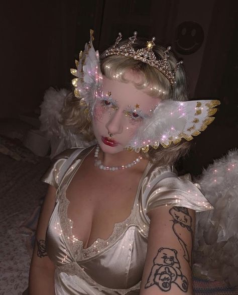 Aesthetic Angel Halloween Costumes, Esoteric Halloween Costume, Angel Grunge Aesthetic Outfits, Angel Ideas Halloween, Y2k Angel Costume, Ethereal Costume Ideas, White Hair Halloween Costume Ideas, Cherub Halloween Costume, Blonde Angel Aesthetic