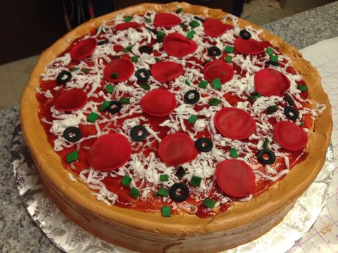 Deep Dish Pizza Cake Pizza Birthday Cake, Cake Recipes Uk, Pizza Party Birthday, Burger Cake, Pizza Birthday, Gourmet Caramel Apples, Chocolate Pizza, Gourmet Grilling, Pizza Cake