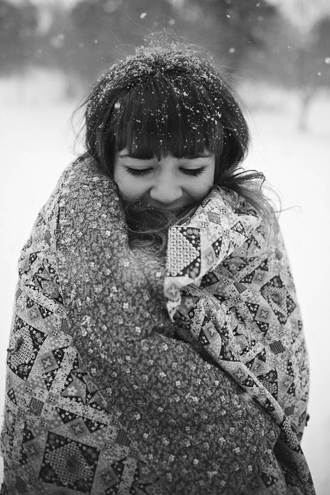 Pictures in the snow with a colorful blanket. ......and then make the photo black and white, because I love the look of black and white winter photos! Winter Senior Pictures, Snow Photoshoot, Winter Portraits, Foto Portrait, Snow Photography, Winter Photoshoot, Photographie Inspo, Foto Tips, Winter Photo