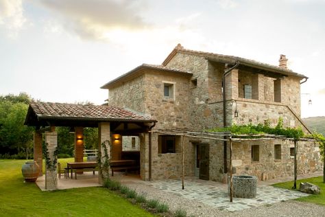 Small Italian Cottage, Italian Farmhouse Exterior, Tuscany Houses, Italian House Exterior, Small Italian Villa, Old Italian House, Modern Italian Villa, Italian Farmhouse Decor, Italian Cottage