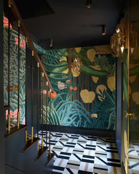 A London pied-à-terre is the dream for many, but for the owners of this chic boutique hotel style apartment, it initially held little lustre. The owners, a professional couple whose main home was outside the city, wanted a stylish bolthole for their nights out in the capital and enlisted Naomi Astley Clarke (@naomiastleyclarke), known for her vibrant, maximalist interiors, to breathe some glamour into the apartment. “As it was for occasional use, they wanted it to feel special, like a room ... Vibrant Maximalist, Boutique Hotel Style, Hotel Penthouse, Boutique Hotels Interiors, Chinoiserie Room, Small Boutique Hotels, Style Apartment, Maximalist Interior, New Staircase