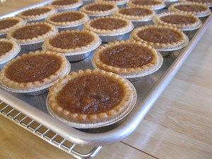 butter tarts Raisin Butter Tarts, Best Butter Tart Recipe, Canadian Snacks, Butter Tart Squares, Canadian Butter Tarts, Cardamom Recipe, Canadian Dessert, Canadian Recipes, Sandy Desert